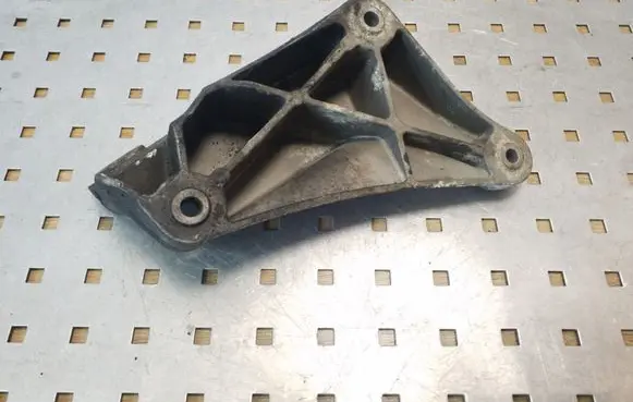 BMW 5 E39 Engine mounting bracket 6750441
