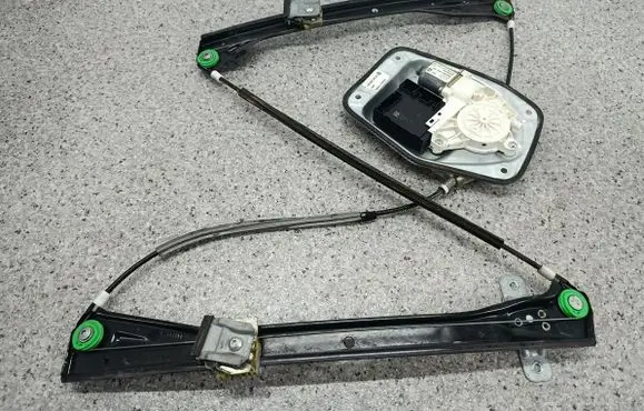 Volkswagen Golf VI Front door window regulator with motor