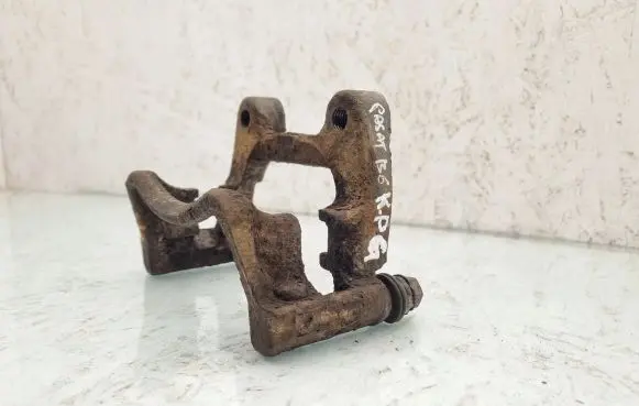 Volkswagen PASSAT B6 Brake caliper pad carrier rear 