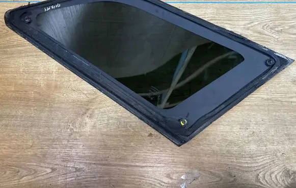 Dodge Journey Rear side window 43R004589 DOT476C1M