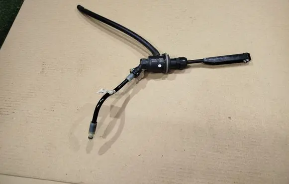 Renault Master III Clutch master cylinder 306106218R