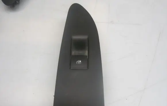Opel Mokka X Electric window control switch 13301889