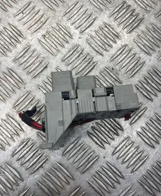 Opel Meriva A Relay mounting block 93363145