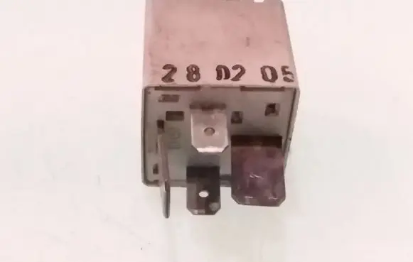 Volkswagen PASSAT B5 Other relay 8D0951253 370