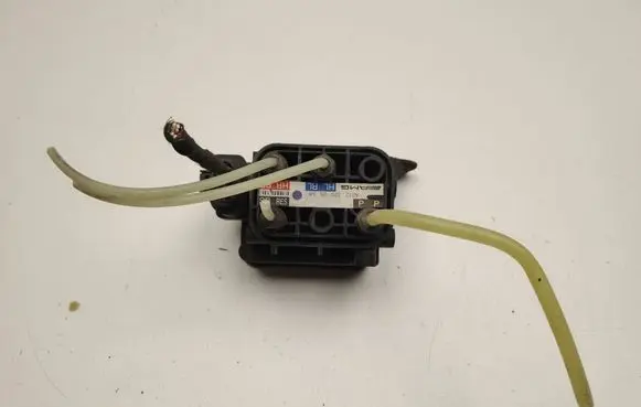 Mercedes-Benz CLS C218 X218 Air suspension valve block A2123200558