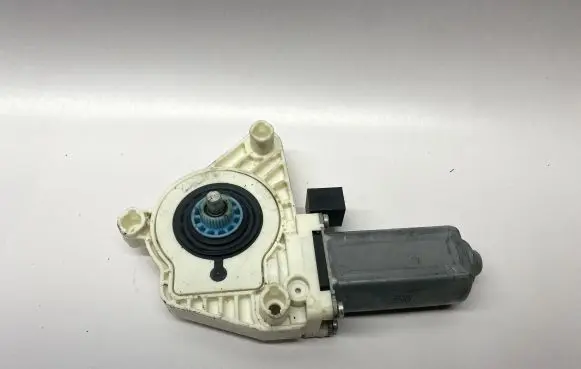Volkswagen Jetta VII Front door window regulator motor 5Q4959802B C47781