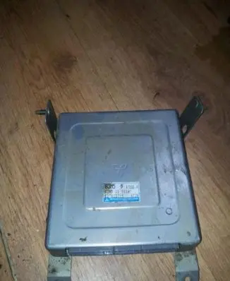 Mazda 323 Engine control unit/module B3M518881A E2T82271M