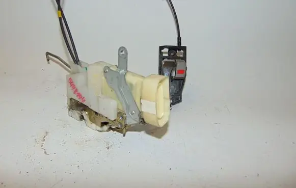 Toyota Prius (XW10) Front door lock 6904047020