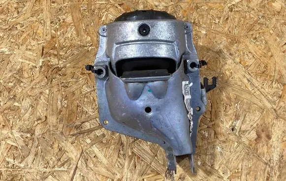 Engine mounting bracket