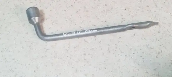 Volvo S40, V40 Wheel nut wrench 
