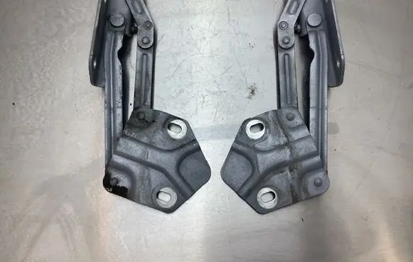 Volkswagen Touran II Engine bonnet/hood hinges 110823301