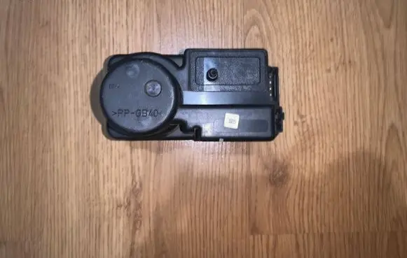 Mercedes-Benz C W202 Central locking vacuum pump 2028001448