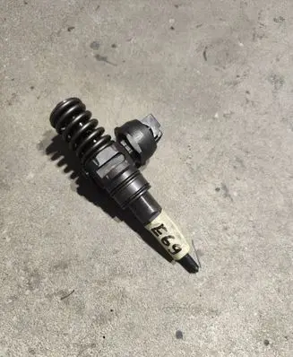 Volkswagen Golf V Fuel injector 038130073AG 0414720215