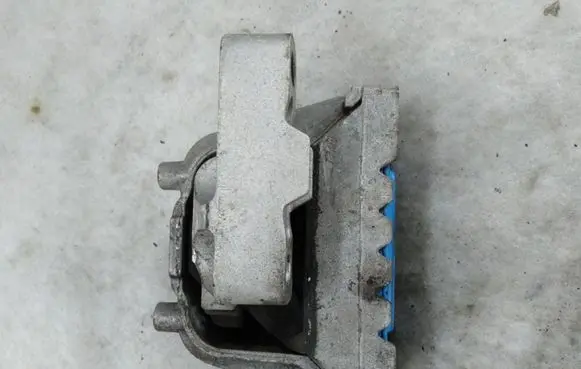 Volkswagen PASSAT B7 Engine mount bracket 1K0199262