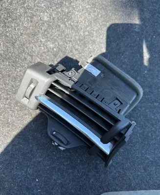 Chevrolet Malibu Dashboard side air vent grill/cover trim 20758345