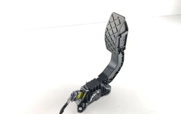 Accelerator throttle pedal