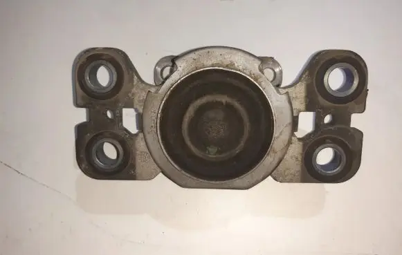 Volvo XC70 Engine mount bracket HL8090M03