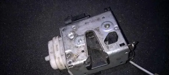Audi A4 S4 B5 8D Front door lock 8d2837016e