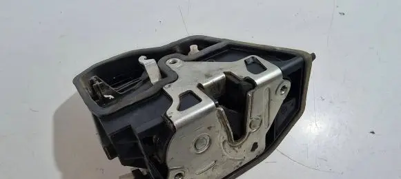 BMW X3 E83 Front door lock 7167068