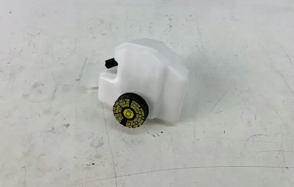 BMW 5 G30 G31 G38 Brake fluid reservoir 