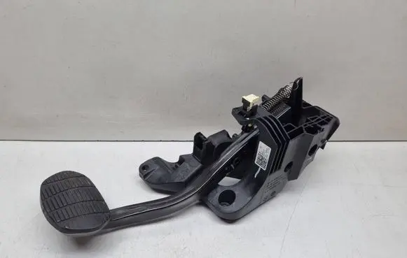 BMW 2 F46 Brake pedal 6860677