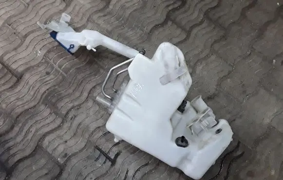 Mercedes-Benz CLS C219 Windshield washer fluid reservoir/tank 2118600180