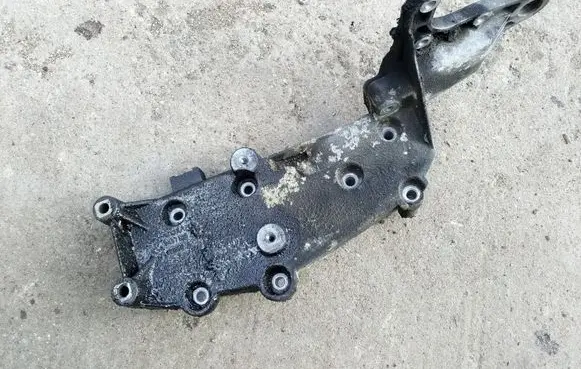 Volvo V70 Engine mounting bracket