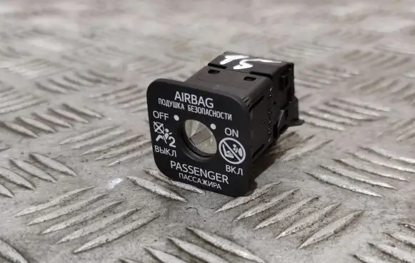 Passenger airbag on/off switch