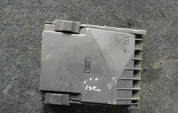 Volkswagen Scirocco Fuse box cover 1K0937132F