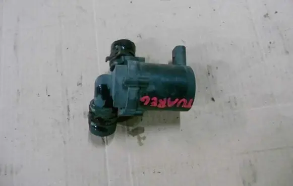Volkswagen Touareg I Windscreen/windshield washer pump