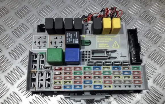 Opel Zafira A Fuse box set 24431677 24412497