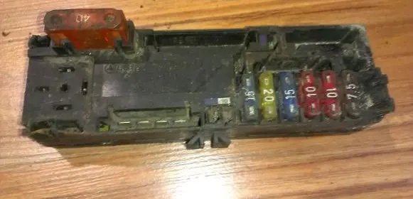 Mercedes-Benz E W210 Fuse box set a0005400072 05376100