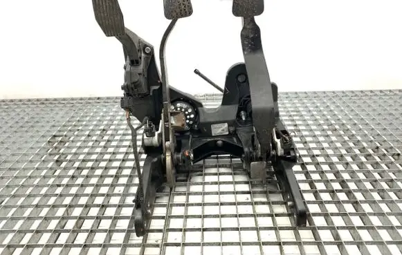 Opel Astra J Pedal assembly 13252175