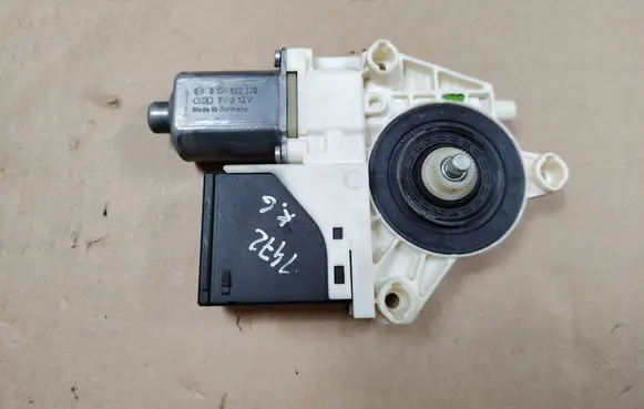 Renault Megane III Rear door window regulator motor 0130822330