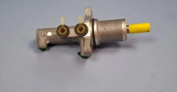 Volkswagen Crafter Master brake cylinder 2E0611017E A0004317501 PMN228