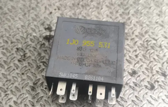 Volkswagen Golf V Window wiper relay 1J0955531 B261104 5WK1045
