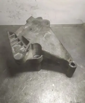 Engine mounting bracket