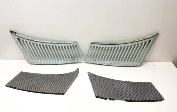Mercedes-Benz SLC C107 Quarter panel pressure vent A1078360265 A1078360165