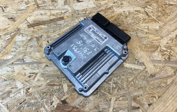 BMW 1 F20 F21 Engine control unit/module 8585379