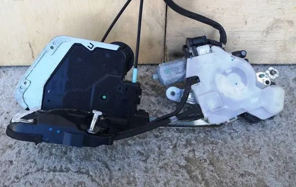 Lexus LS 460 - 600H Rear door lock 