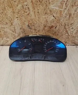 Volkswagen PASSAT B5 Speedometer (instrument cluster) 110008961015 3B0920822A