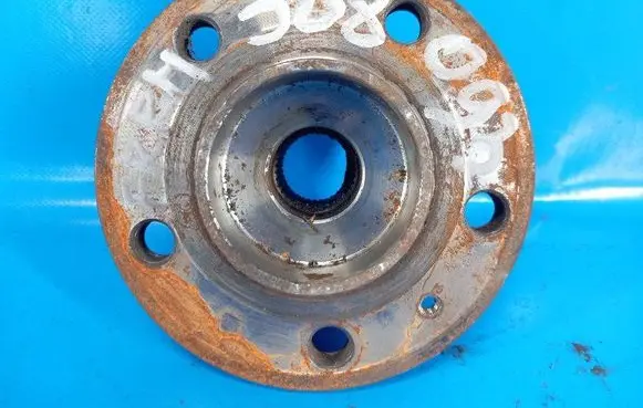 Volvo XC70 Rear wheel bearing hub 31329980