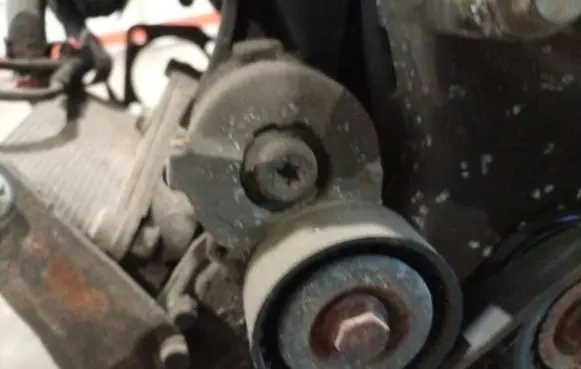 Opel Zafira B Generator/alternator belt tensioner
