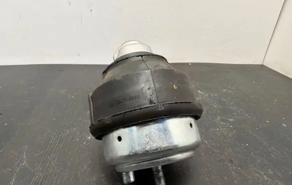 Volvo S60 Engine mount bracket 226738620