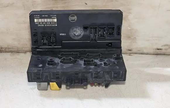 Mercedes-Benz Vito Viano W639 Fuse module 6399000800 A639545081 518878103