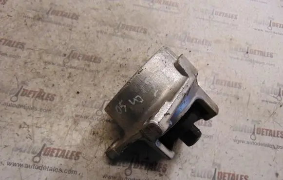 Honda CR-V Engine mount bracket