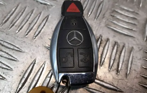 Mercedes-Benz E A207 Ignition key/card 204Y50800200 IYZDC07