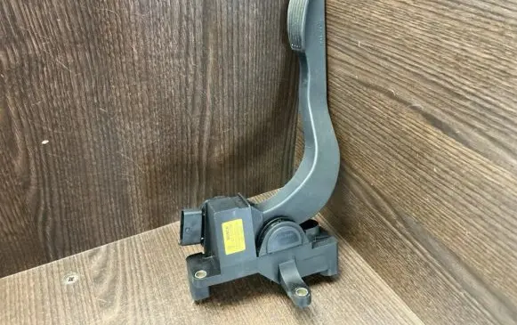 Iveco Daily 4th gen Accelerator throttle pedal 0281002632 504061734