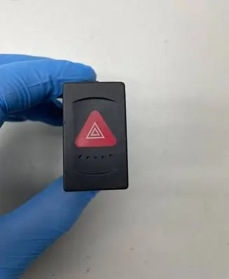 Volkswagen PASSAT B5 Hazard light switch 3b0953235d