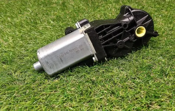 Mercedes-Benz C W204 Seat adjustment motor P10725502 0390203326